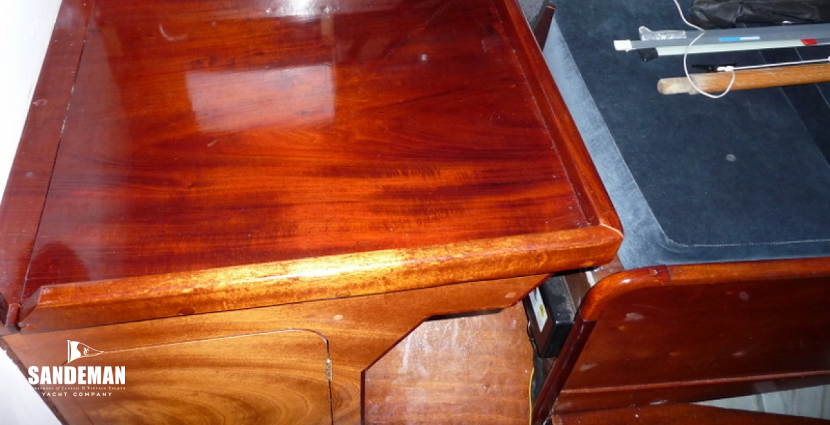 18Charttableqtrberthseat.JPG