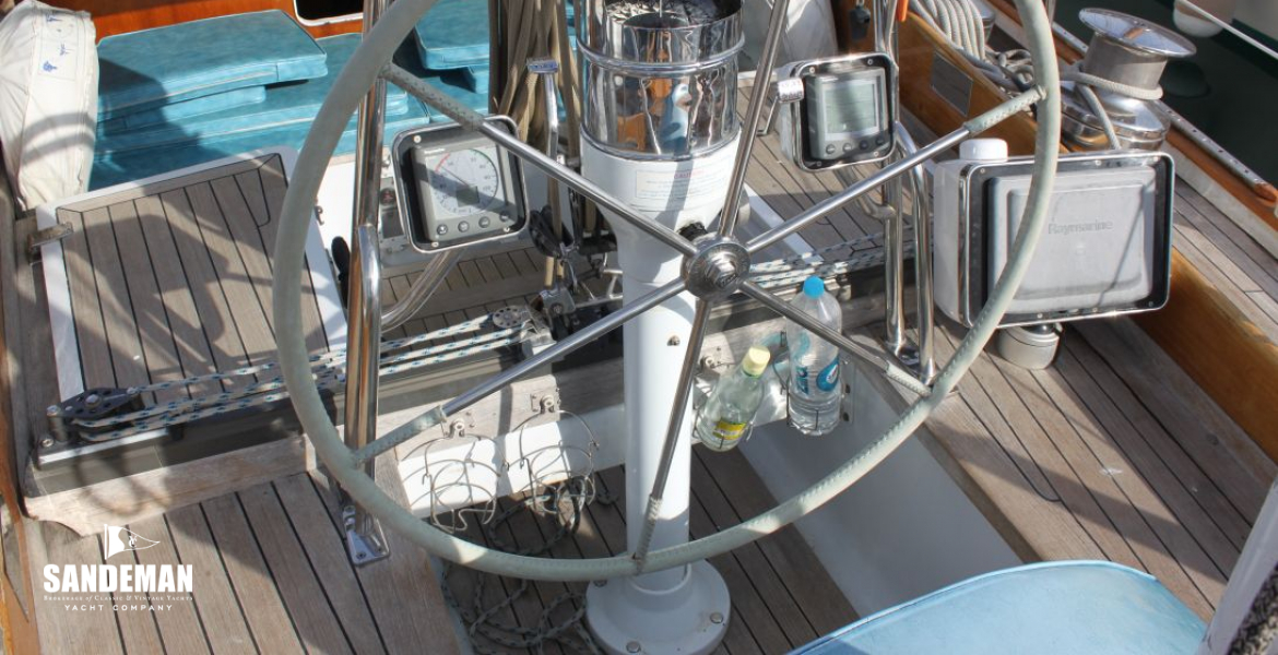 Helm cockpit view fwd