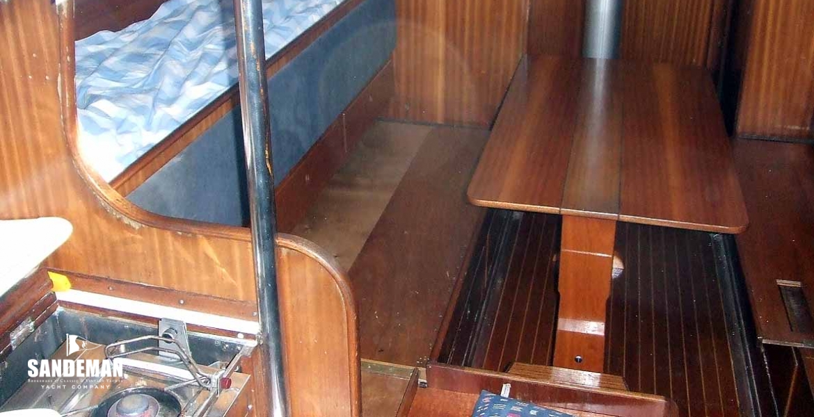 11 Galley ans saloon port.jpg