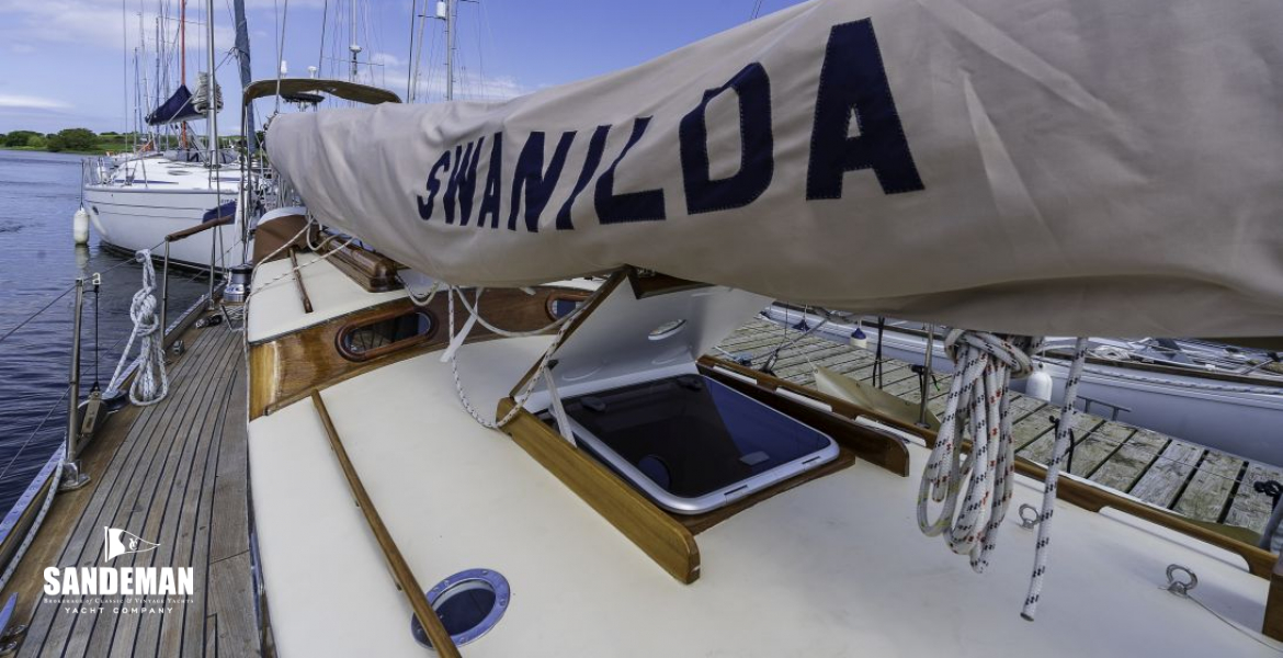 Mid trunk cabin view aft