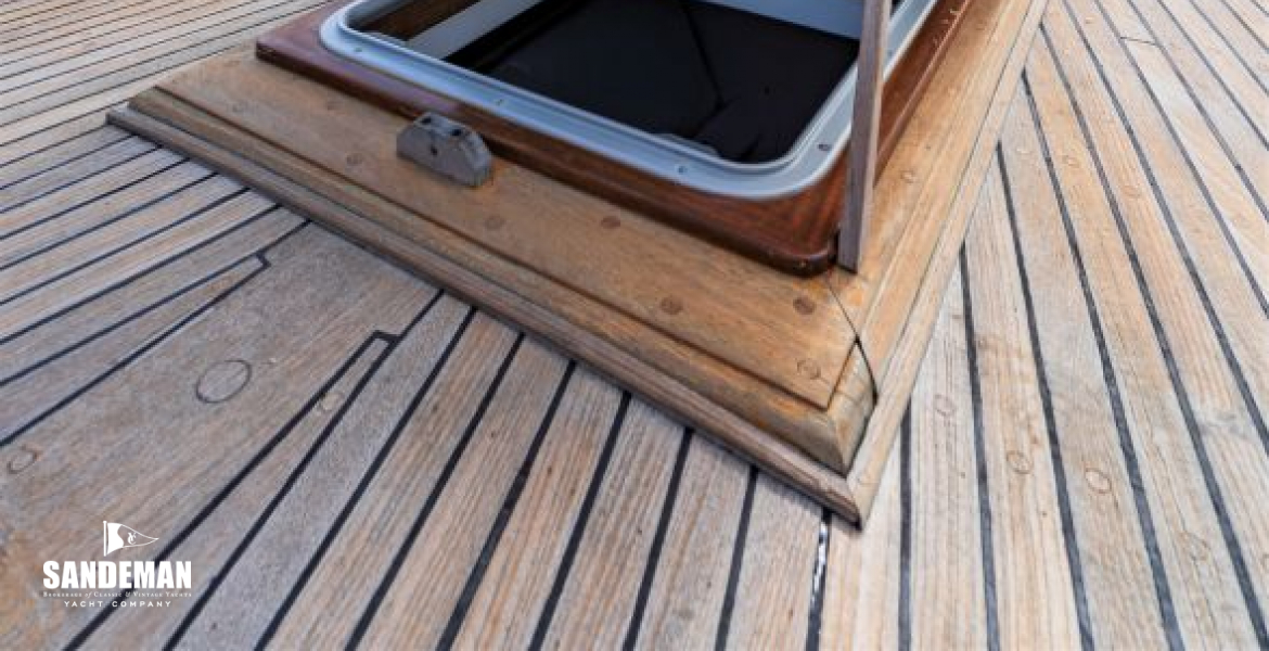 Forehatch and cover detail