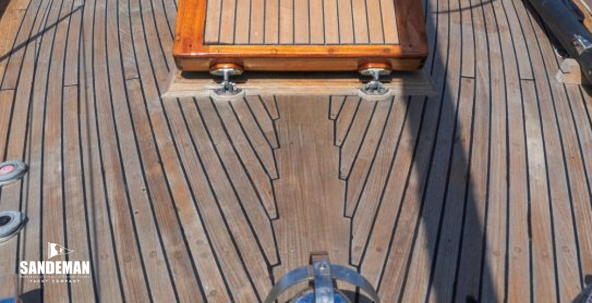 Foredeck view aft