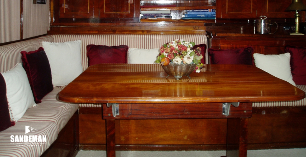 23Saloondiningtable.JPG