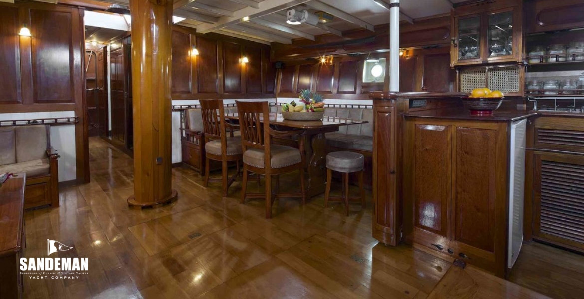 25GalleyandSaloon.jpg