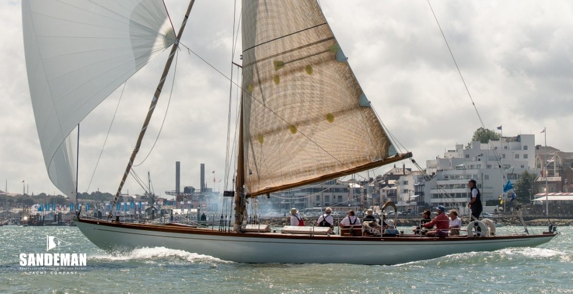 02 Taking the gun Cowes [Ian Badley / PhotoSailing.co.uk]