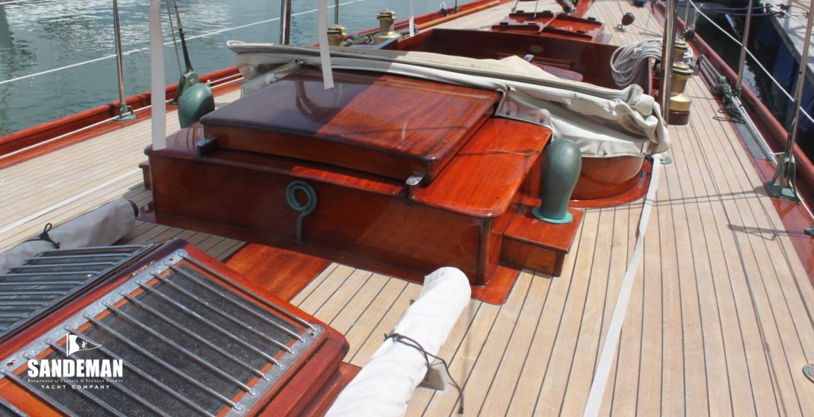 25 Skylight v aft