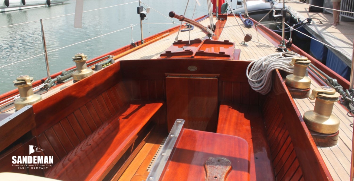 27 Cockpit v aft