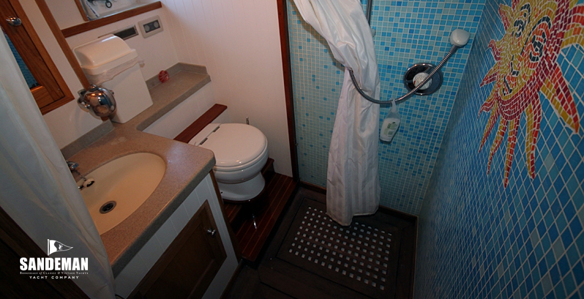 26EnsuiteHeadandshower.jpg