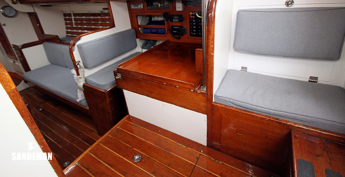 24SaloonstbdNavandPilotseat.jpg