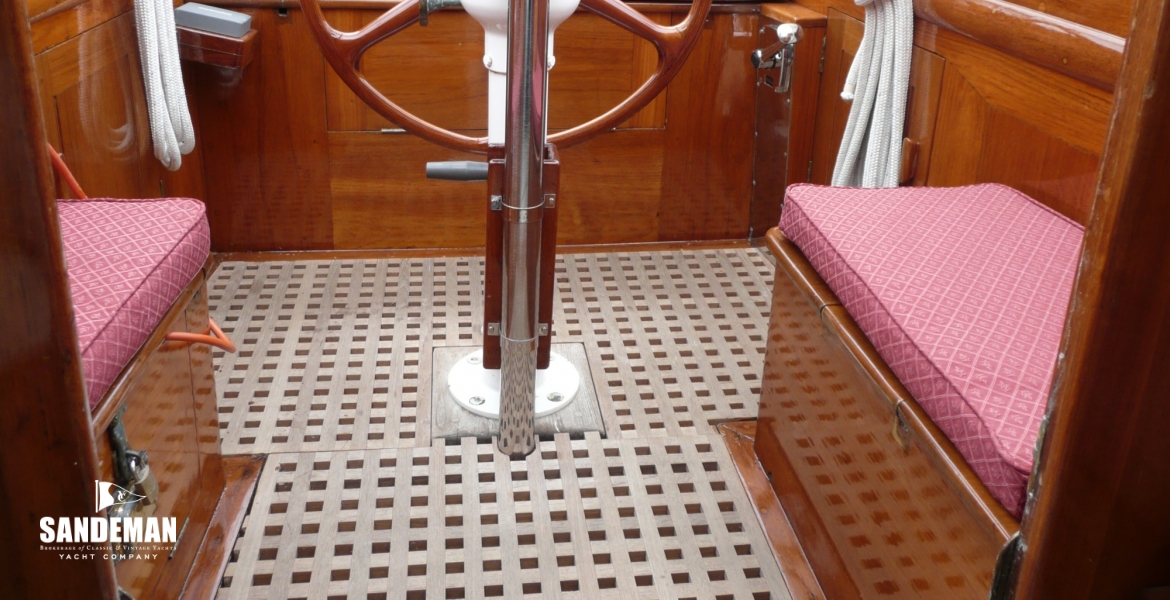 30Cockpitfromcompanionway.JPG