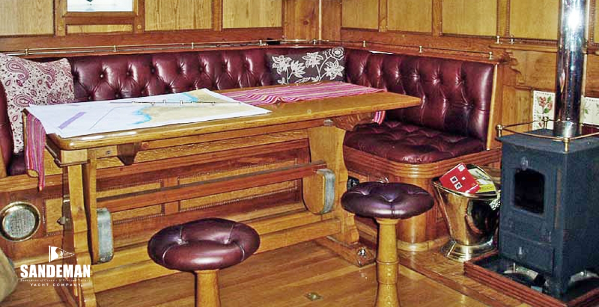 25Saloontableportside.jpg