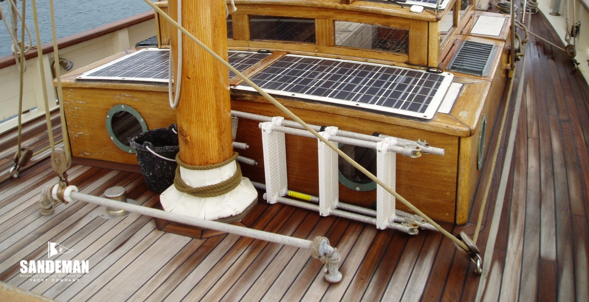 10Mainmastandcoachroof.JPG
