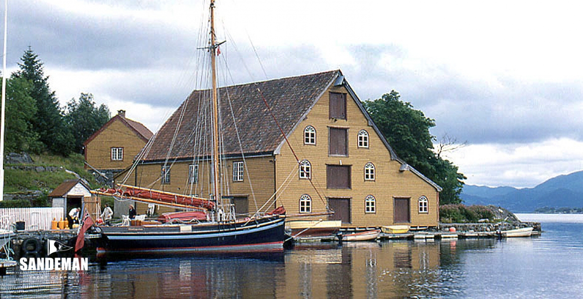 06AlongsideatRugsund.JPG