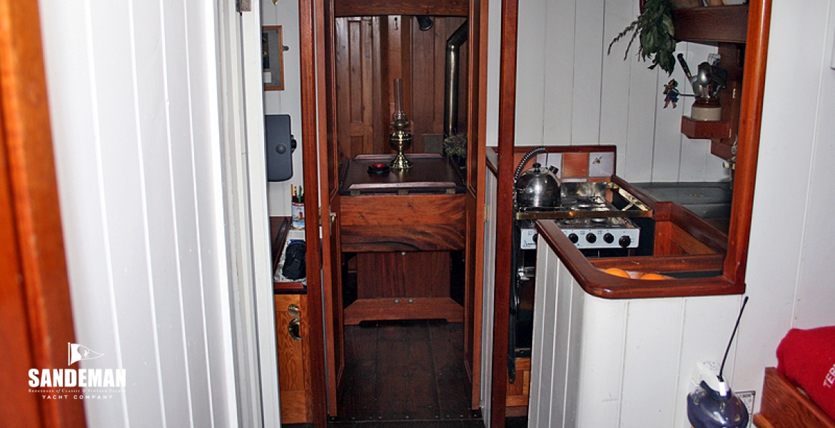 19Viewbelowfromcompanionway.jpg