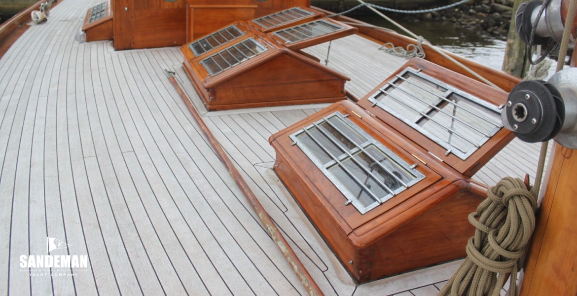 26 Skylights v aft