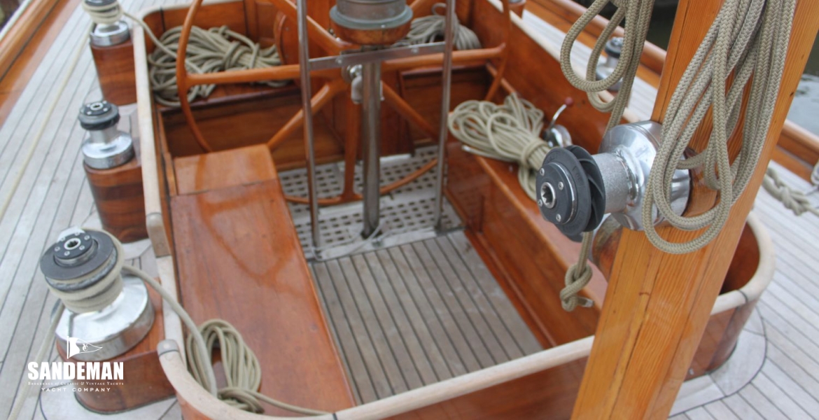 30 Cockpit v aft