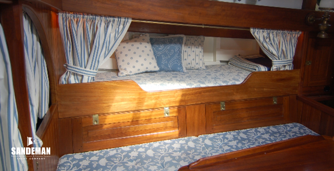 29 Saloon berths stbd.jpg