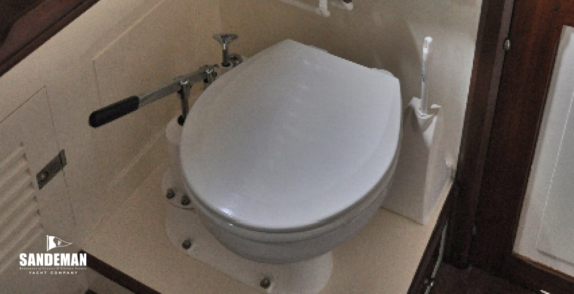 39 Aft head WC.jpg