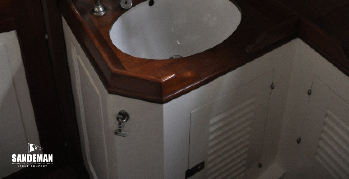 38 Owners en suite head.jpg