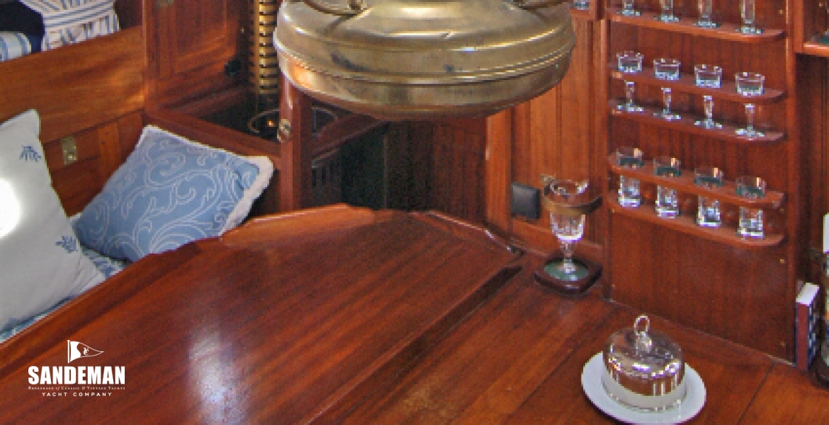 31 Saloon lamp and aft bulkhead.jpg