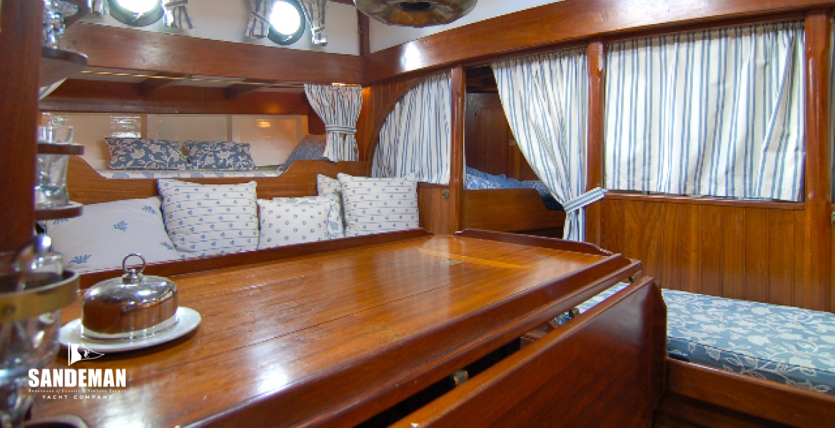 21 Saloon table and view fwd port.jpg