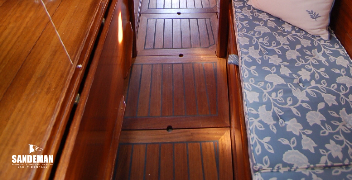 32 Saloon view aft.jpg