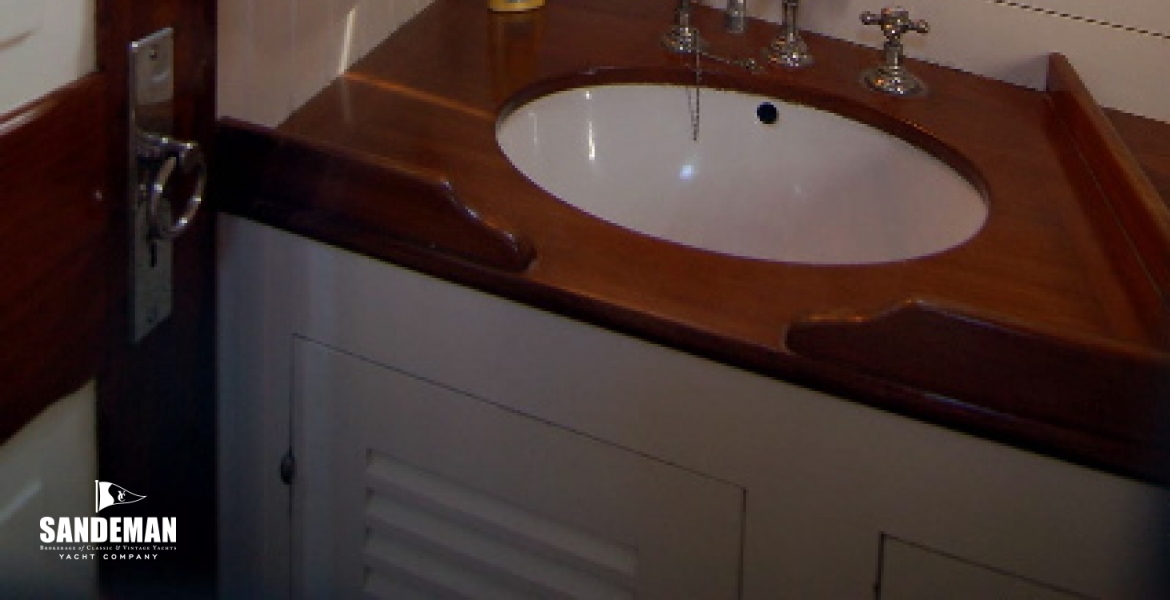 25 Fore en suite head basin.jpg