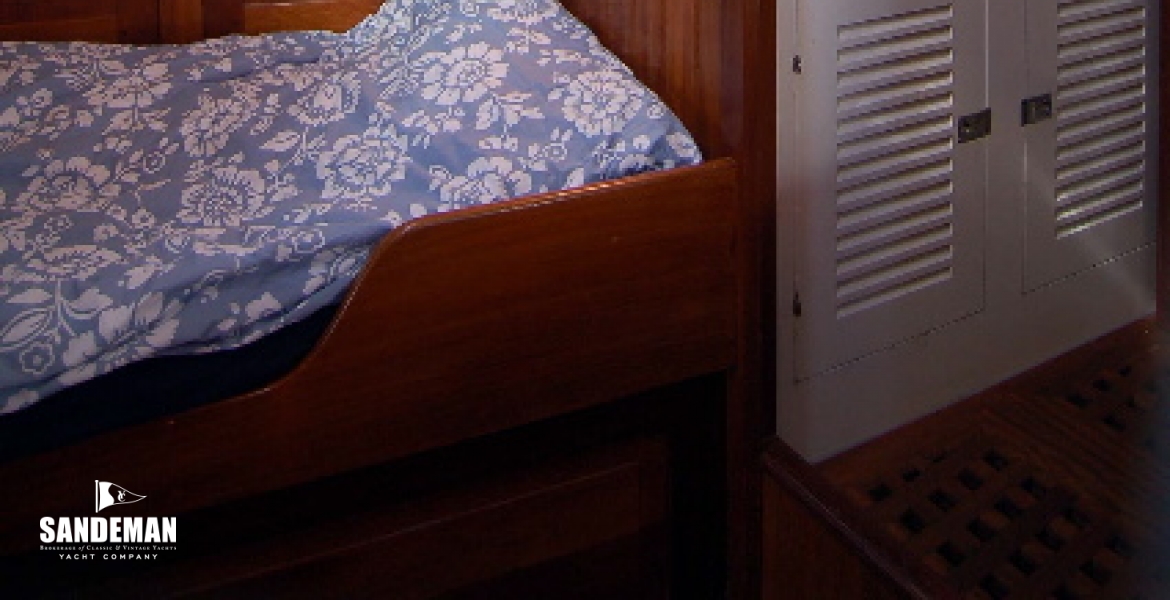 24 Forecabin port berth en suite.jpg
