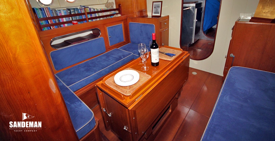Saloon port fwd