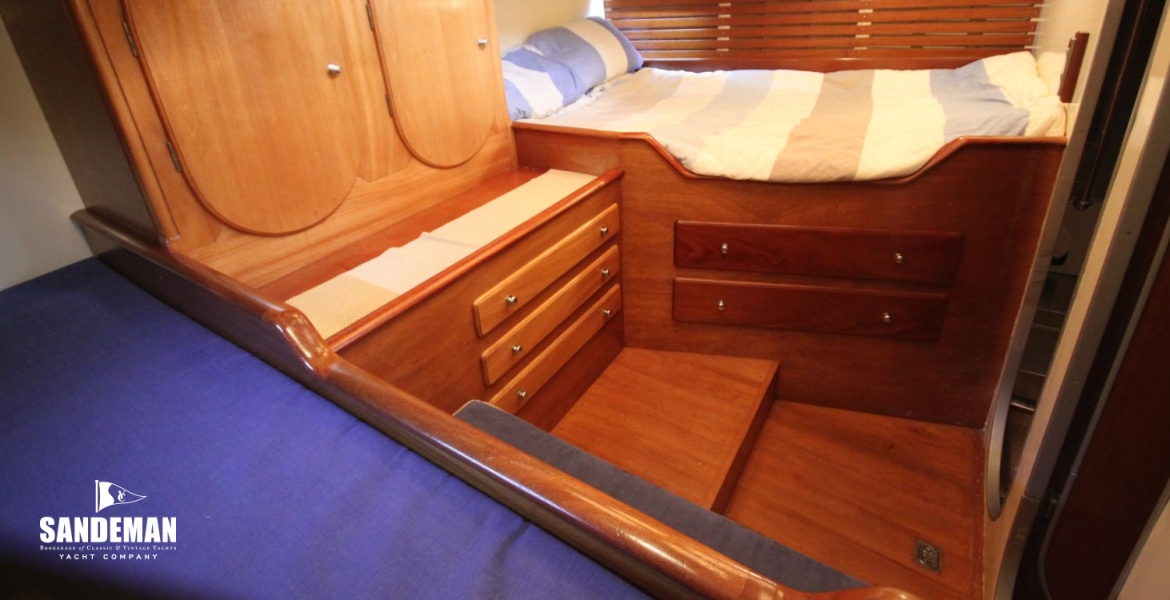 Aft cabin to port