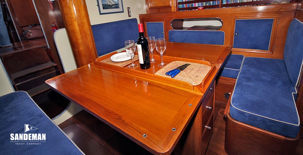 Saloon table up aft