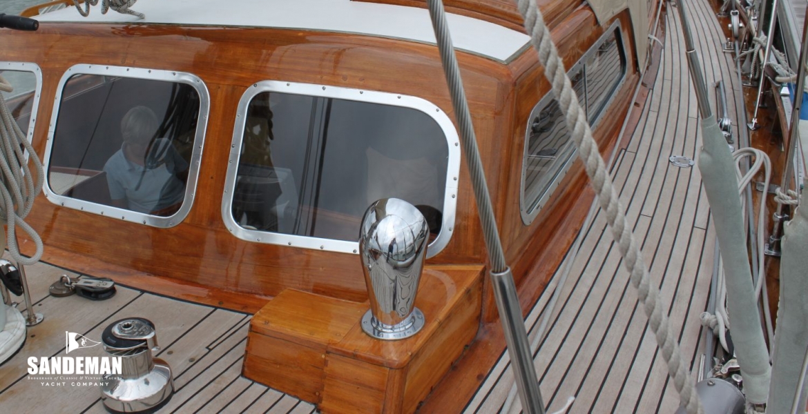 Coach by mast aft