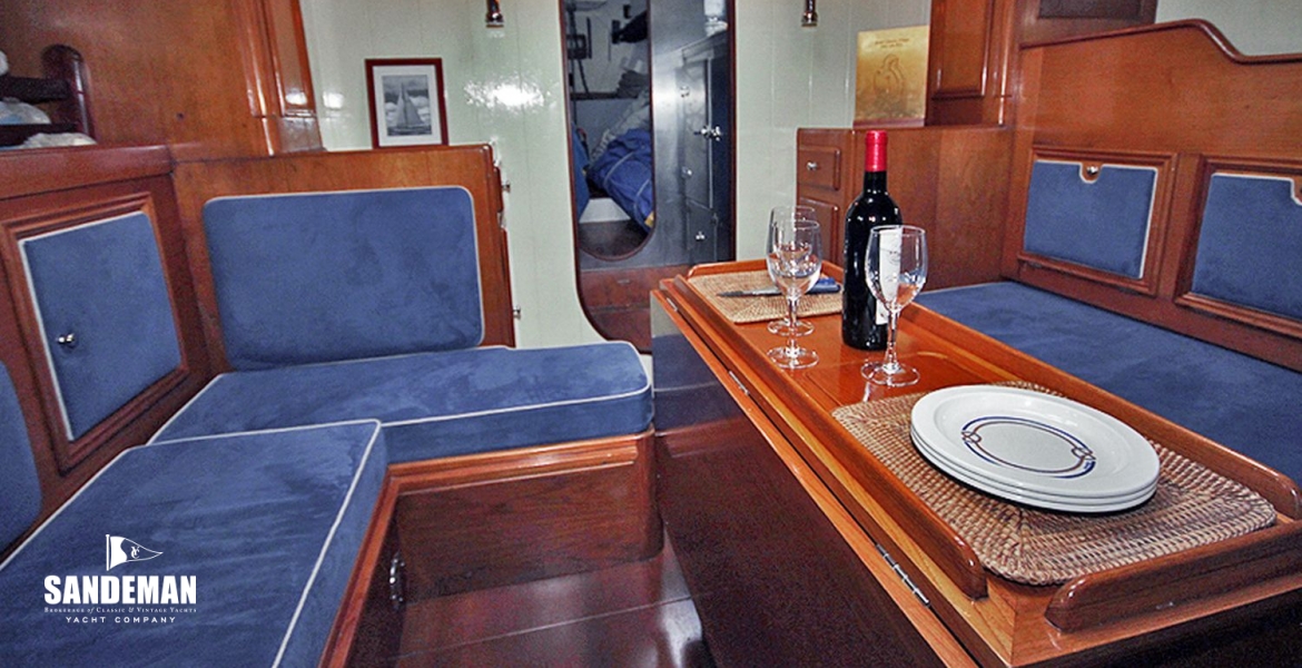 Saloon fwd to galley