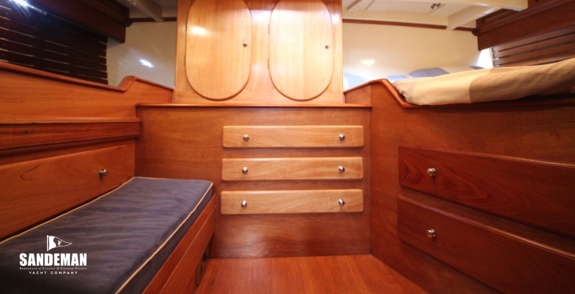 Aft cabin to stern