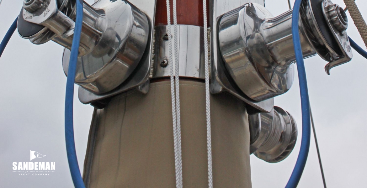 Mast winches locks boom