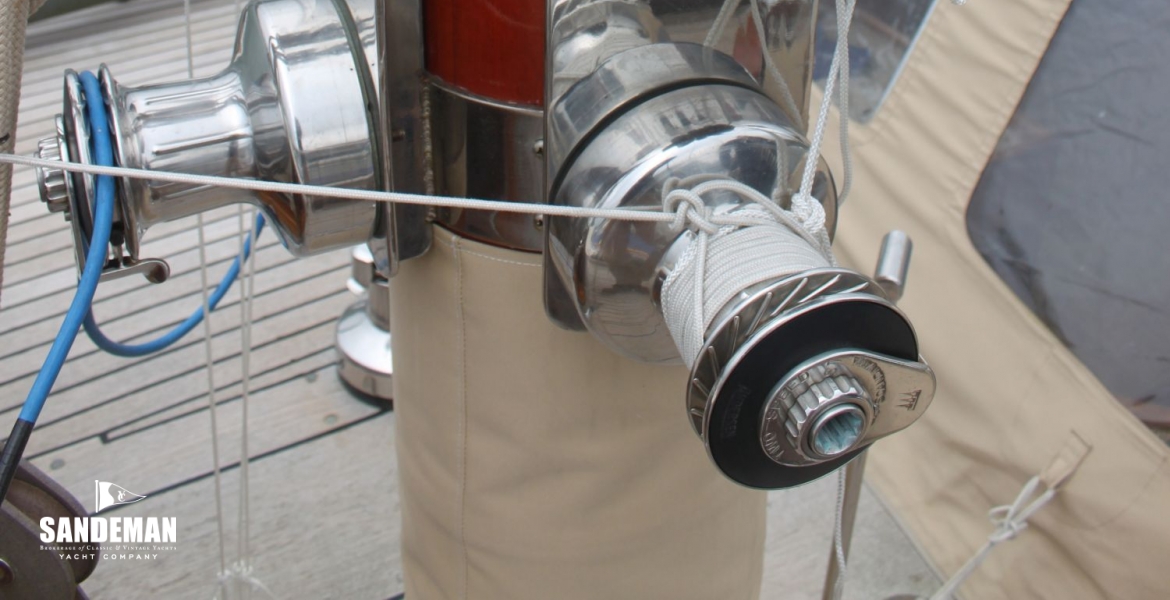 Mast winches and locks