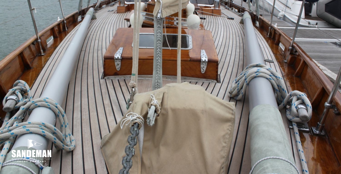 35 Foredeck aft