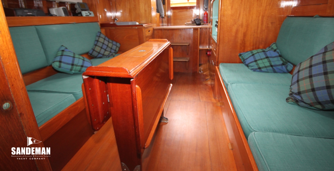 Saloon v aft
