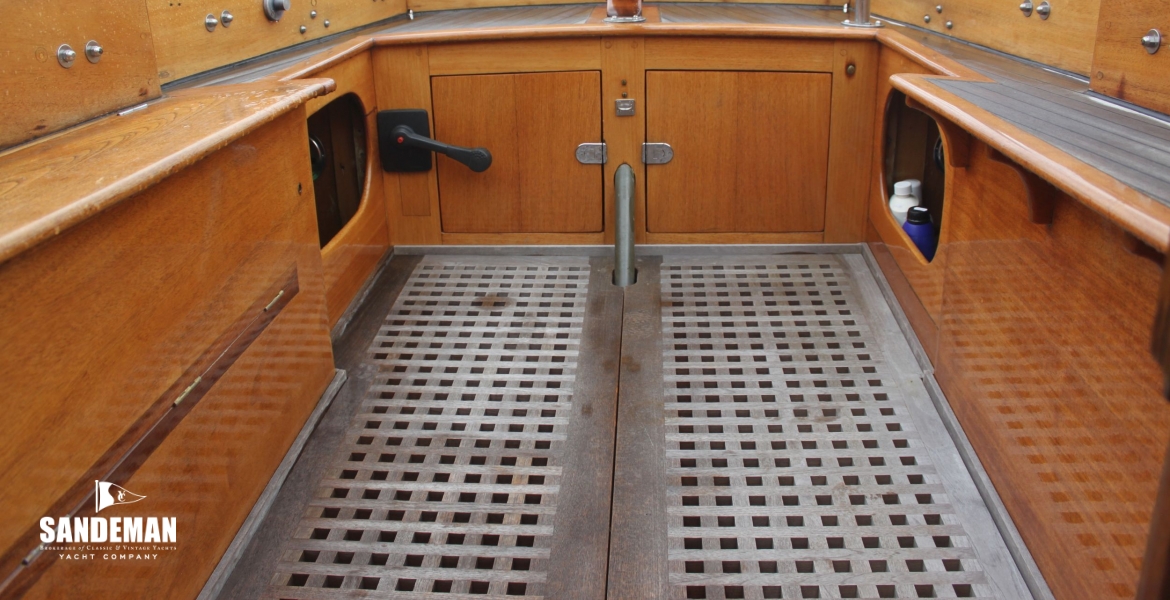 Cockpit v aft