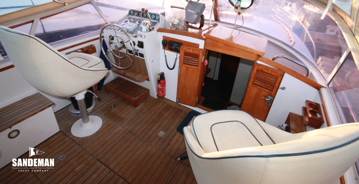 21 Cockpit seating.jpg