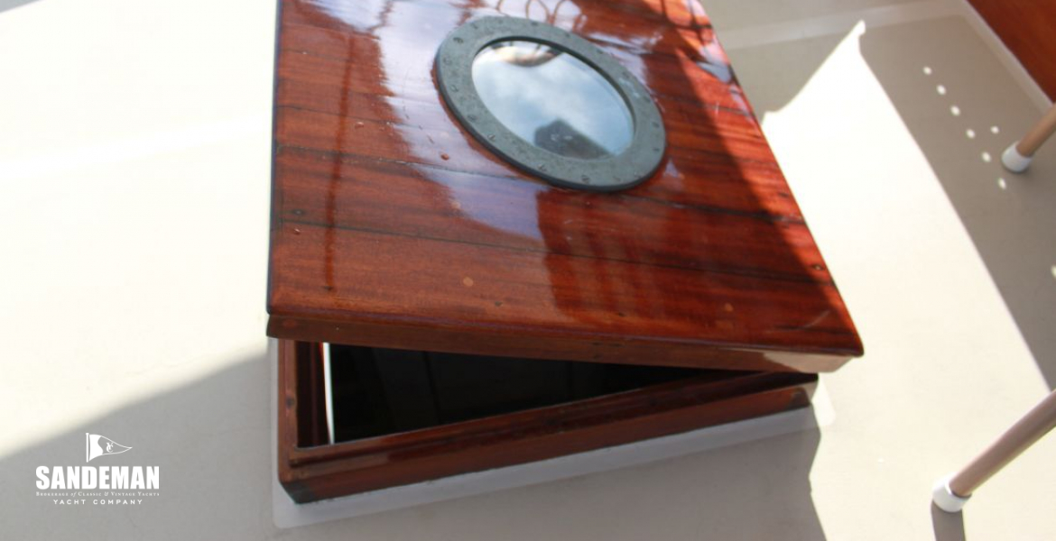 Hatch over lazarette