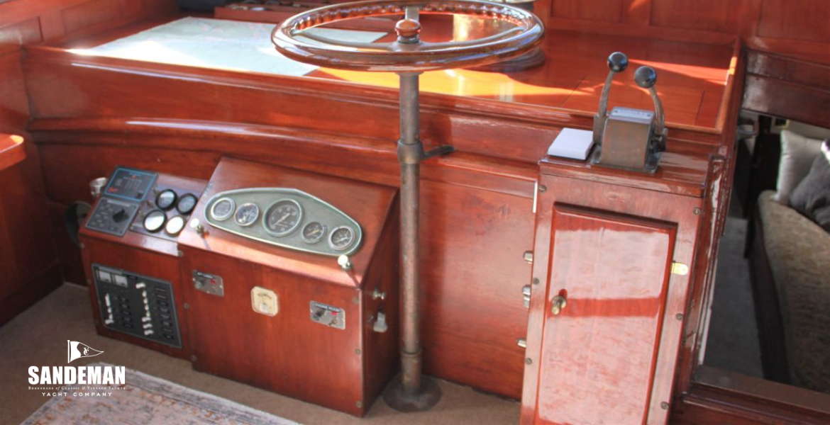 Helm position close up
