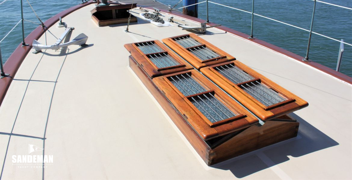 Fwd deck view fwd & fwd skylights