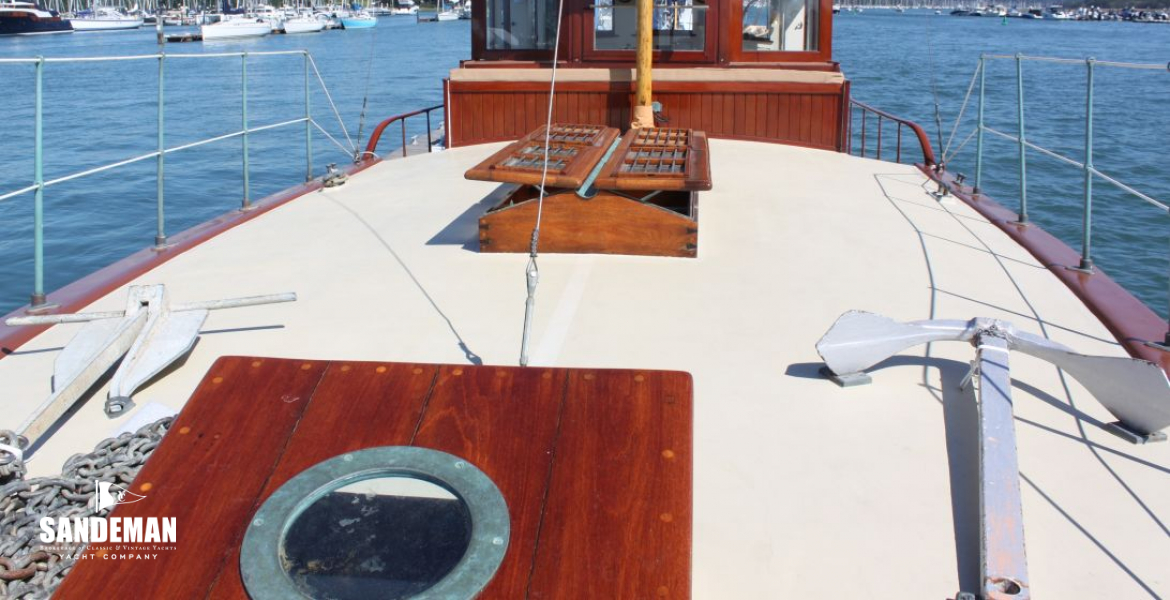 Foredeck view aft
