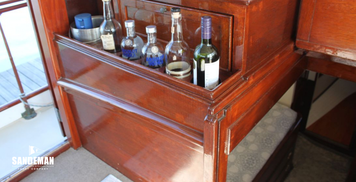 Wheelhouse stbd aft sideboard