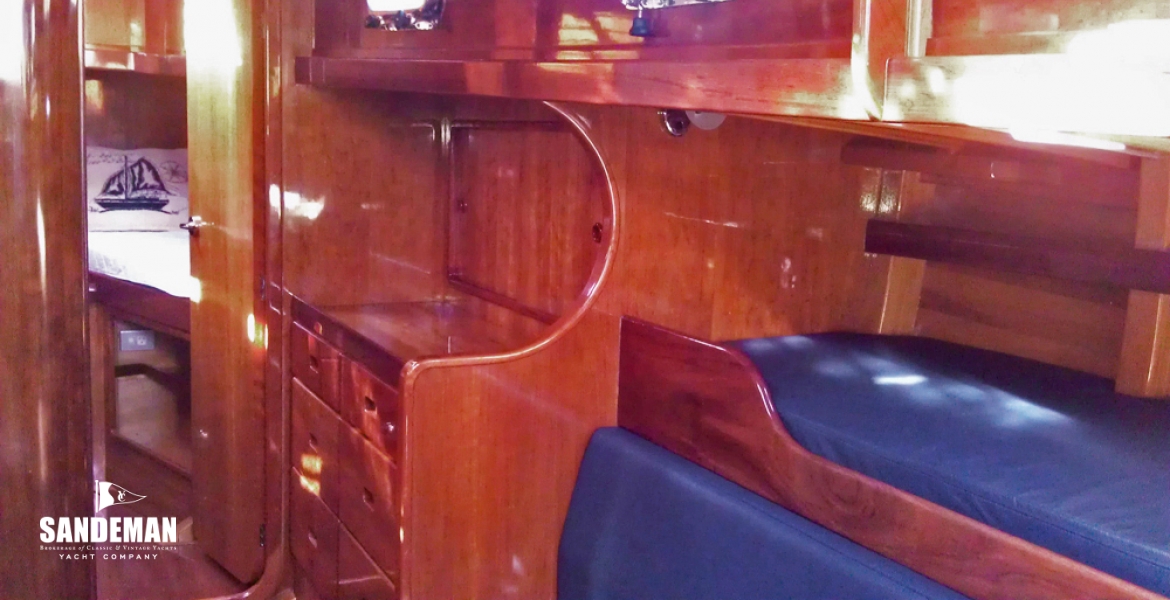 26 Saloon stbd v fwd.jpg