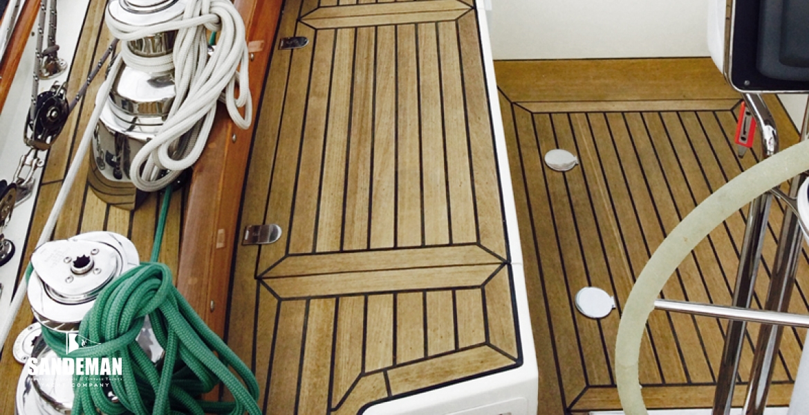 09 Side deck fwd.jpg