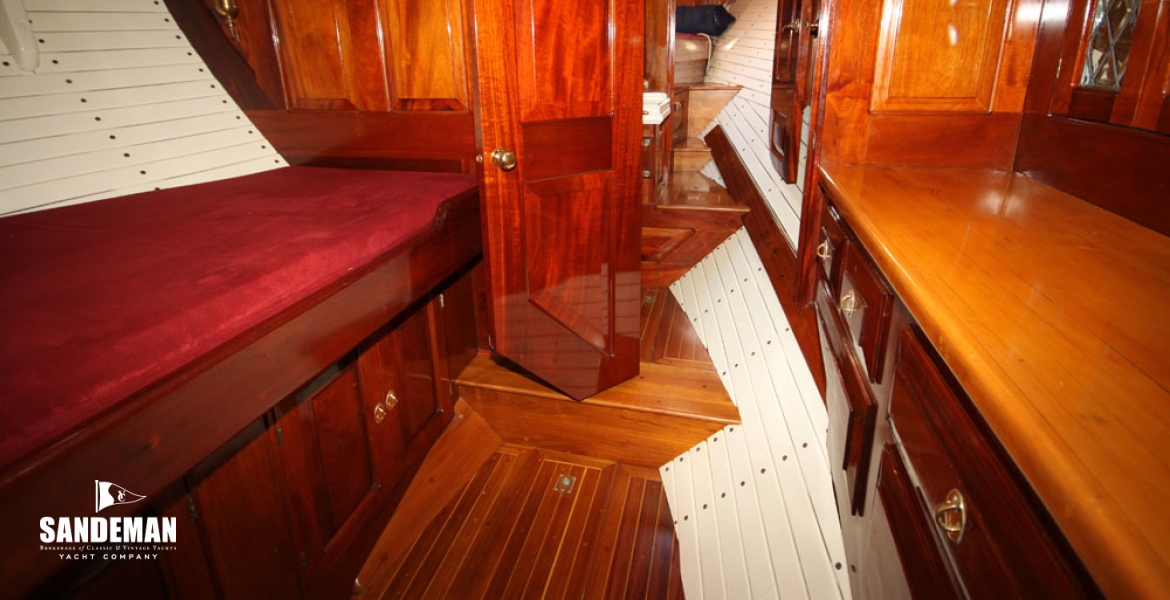 23Guestcabinport.jpg