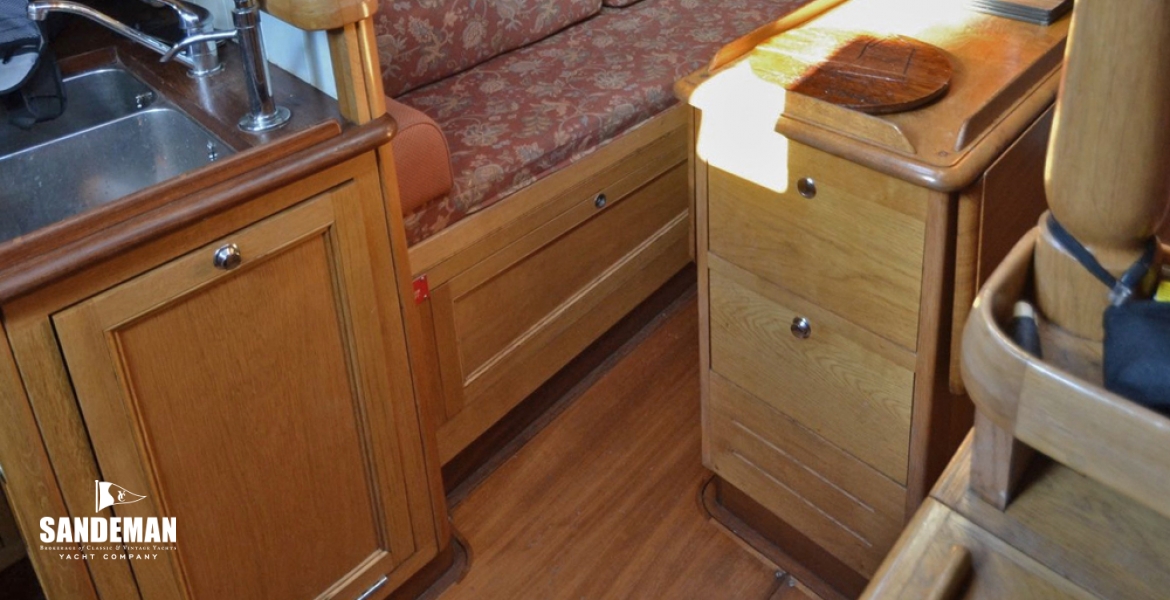 38 Saloon to port