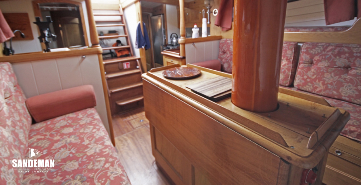 43 Saloon v aft